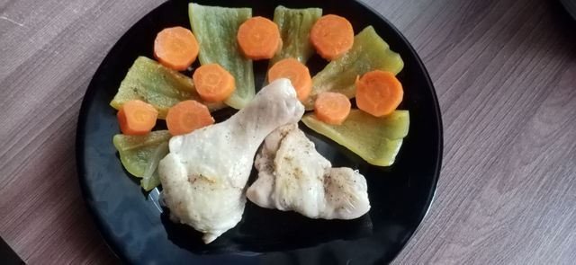 Запечённые куриные голени с картофелем и сыром на пару в мультиварке