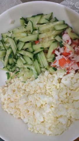 Салат из кальмаров с рисом и соленым огурцом