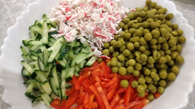 Салат из крабовых палочек, свежего огурца и консервированного зеленого горошка
