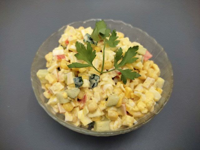Салат с куриной грудкой, овощами и сметаной - рецепт с рачетом калорийности и БЖУ