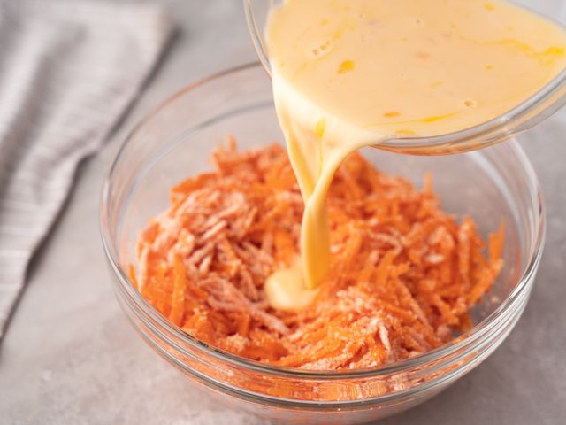 Морковные оладьи с манкой — рецепт с фото