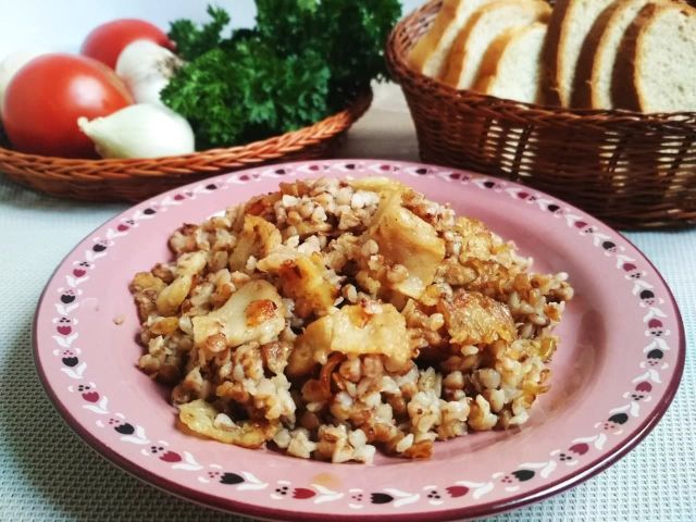 Сухарики со вкусом сала и чеснока на сковороде