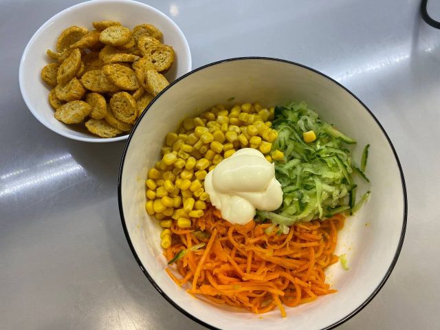 Салат с кукурузой, морковкой по-корейски и сухариками – пошаговый рецепт приготовления с фото