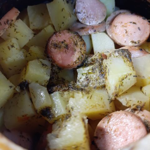 Картошка с сосисками в горшочках