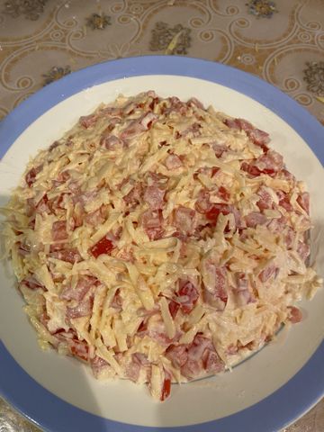 Салат «Сытный» с курицей, картошкой, сыром и помидорами