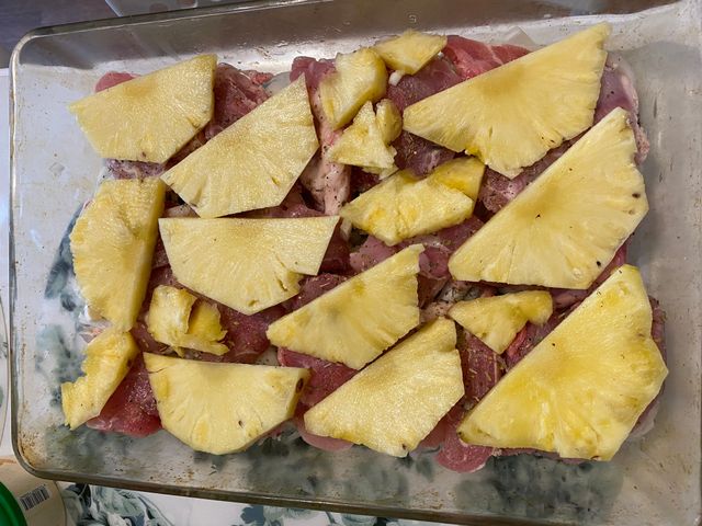Мясо с ананасом и беконом. Рецепт с фото