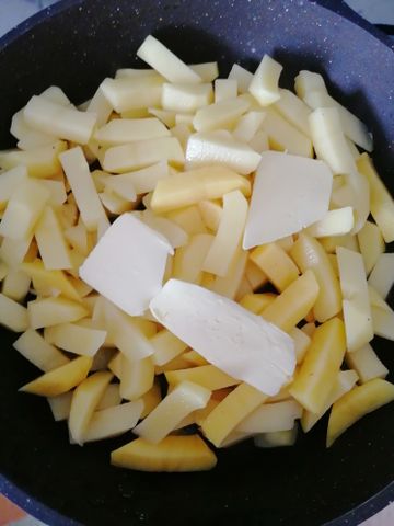 Жареный молодой картофель на сливочном масле