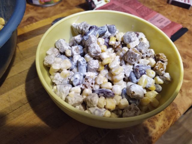 Салат с кириешками, фасолью и кукурузой — рецепт с фото