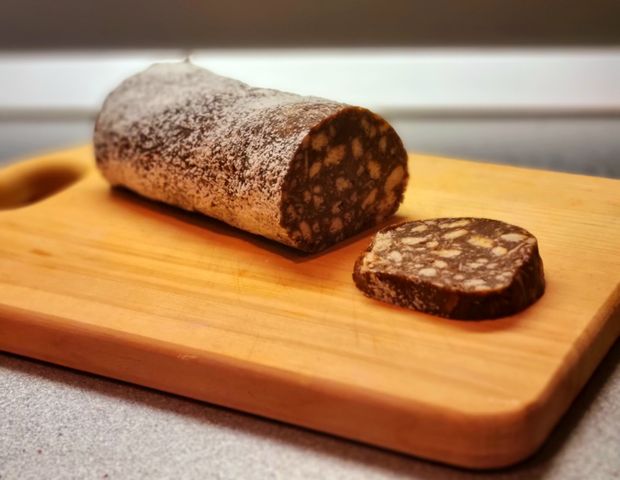 Шоколадная колбаса с орехами и сгущёнкой - Лайфхакер
