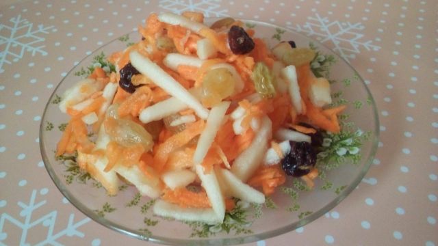 Морковный салат с яблоком и изюмом