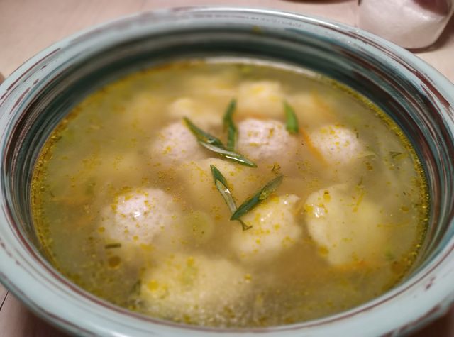 Суп с «изумрудными» фрикадельками: рецепт приготовления и прекрасный вариант питания