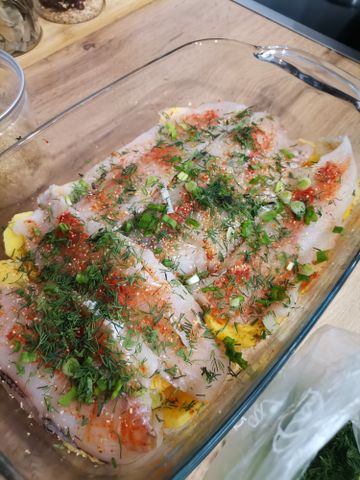 Рыба, запечённая в фольге с картошкой в духовке: рецепт - Лайфхакер