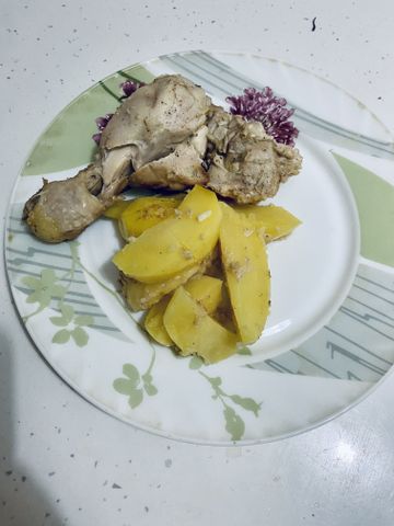 Курица, маринованная в кефире, запеченная с картофелем и травами