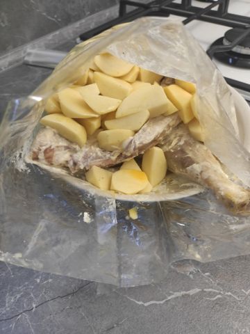 Петух, запеченный в рукаве с картофелем – пошаговый рецепт приготовления с фото