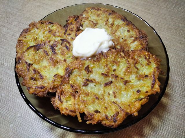 Латкес (картофельные оладьи) , пошаговый рецепт на ккал, фото, ингредиенты - Радмила