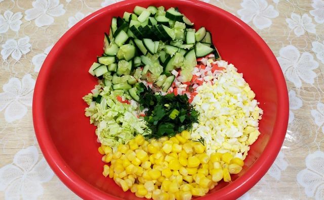 Салат с пекинской капустой, кукурузой и огурцом