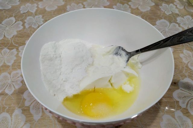 Творожный кекс на белках с изюмом