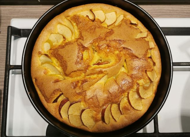 Пошаговый фоторецепт: яблочный пирог с карамелью на сковороде