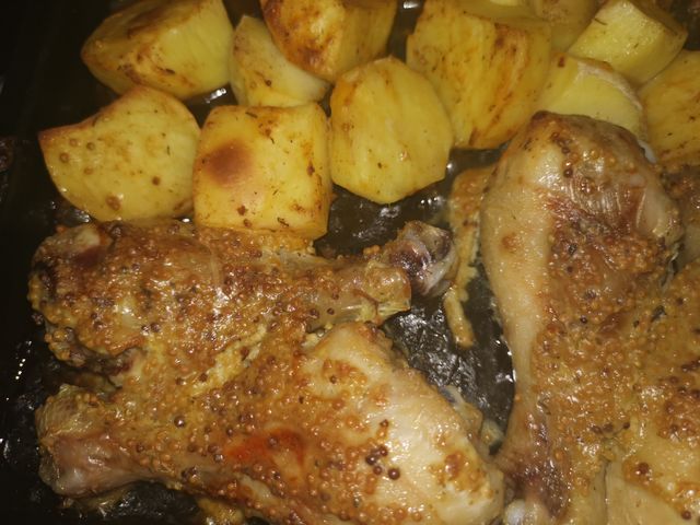 Курица по-французски в духовке с картошкой, помидорами и сыром