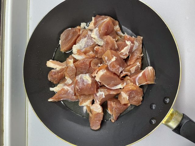 Жареная свинина на сковороде кусочками с луком. Сколько должна жарится свинина на сковороде кусочками. Сколько надо жарить свинину на сковороде кусочками по времени.
