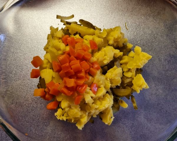 Простой салат из вареных овощей и яиц