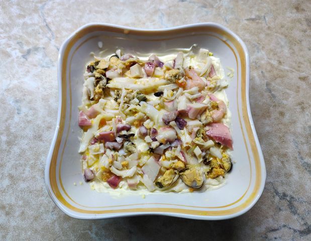 Слоеный салат с курицей и с креветками - пошаговый рецепт