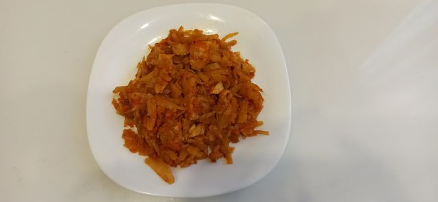 Тушеная капуста с томатной пастой на сковороде