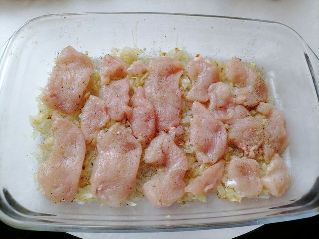 Куриное филе под картофелем и сыром в духовке, рецепт с фото — centerforstrategy.ru