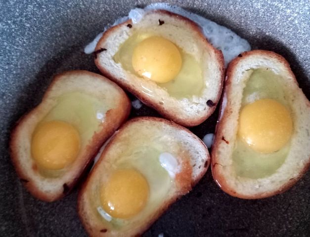 Гренки с яйцом из хлеба на сковороде.