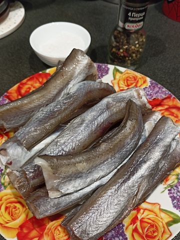 Жареная рыба путассу на сковороде