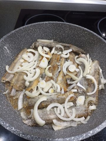 Как приготовить Рыба жареная на сковороде с луком просто рецепт пошаговый