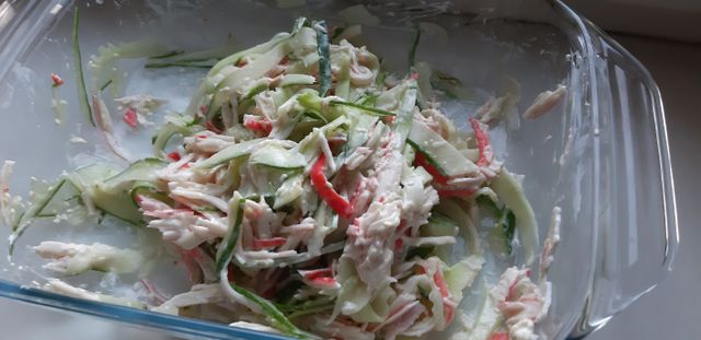 Вкусный салат с крабовыми палочками и огурцом