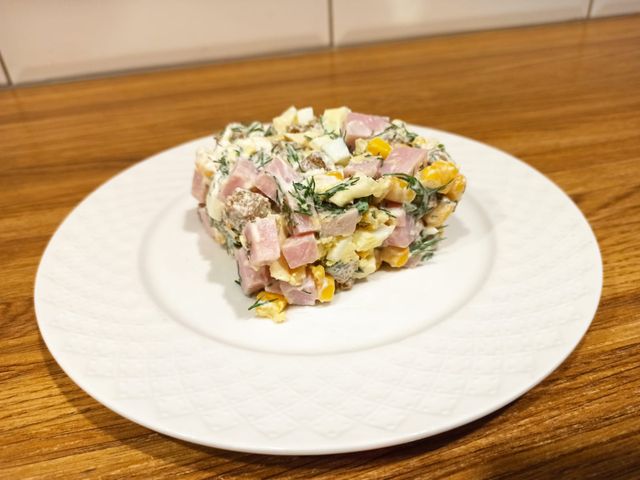 Салат с сыром-косичкой и огурцом – кулинарный рецепт