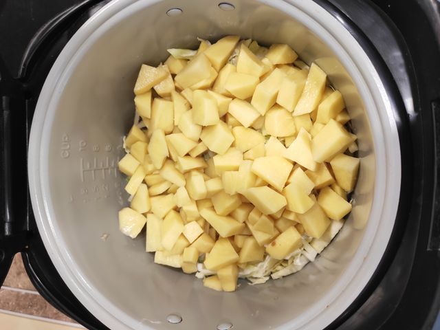 Как тушить капусту с картошкой в мультиварке