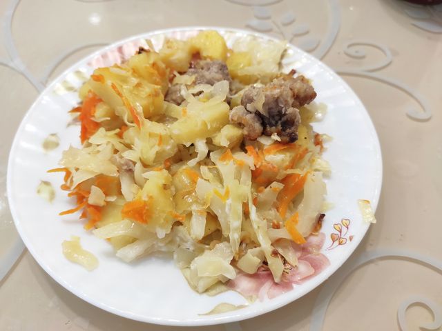 Рецепт тушеной капусты с мясом и картофелем