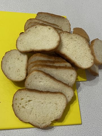 Сухарики из хлеба калорийность. Сухарики из белого хлеба. Форма белого хлеба. Сухари из серого хлеба. Сухари воздушные из белого.