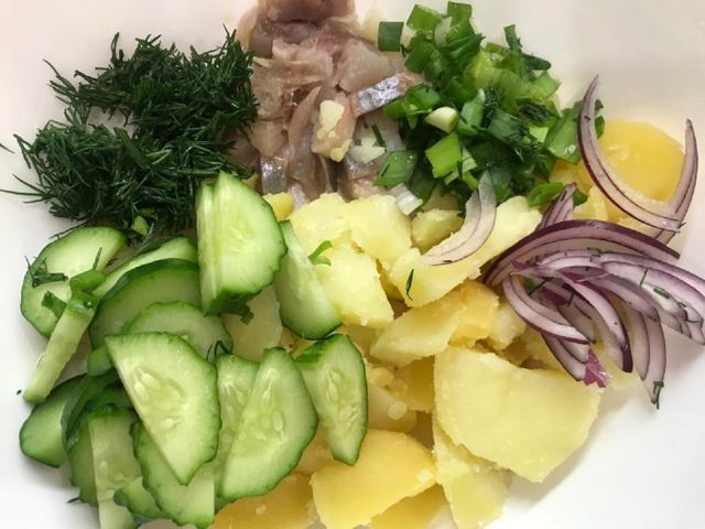 Картофельный салат с маринованными огурцами и луком