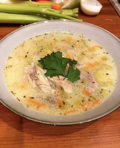 Приготовление куриного супа с кус-кусом и солеными огурцами.