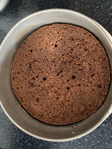 Шоколадный торт с черносливом и миндалем