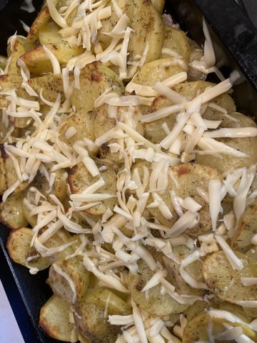 Как приготовить Тефтели с картошкой в духовке в сметанном соусе рецепт пошагово