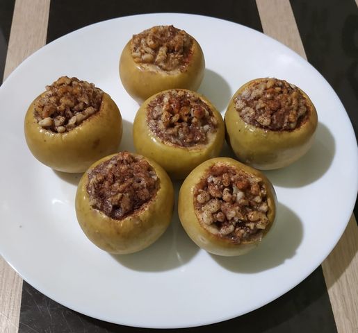 Яблоки, запечённые с мёдом и орехами в духовке - рецепт с фото