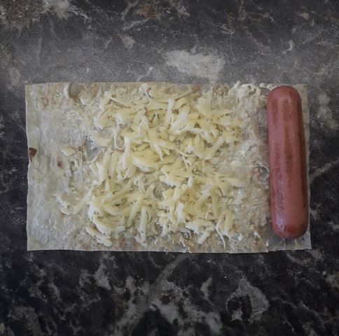 Конверты из лаваша с сосисками и сыром на сковороде: рецепт - Лайфхакер