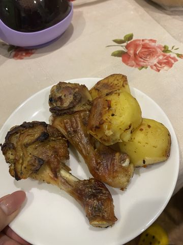 Куриные ножки с картофелем и помидором в духовке