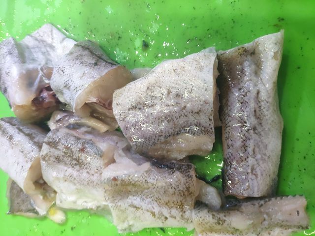 Запеченная рыба минтай с огурцами, сметаной и сыром в духовке