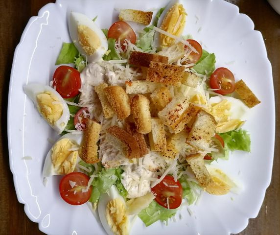 Классический рецепт салата Цезарь с курицей, сухариками и помидорами