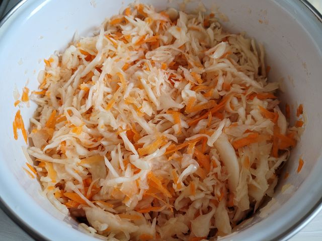 Витаминный салат из капусты и моркови с лимонным соком