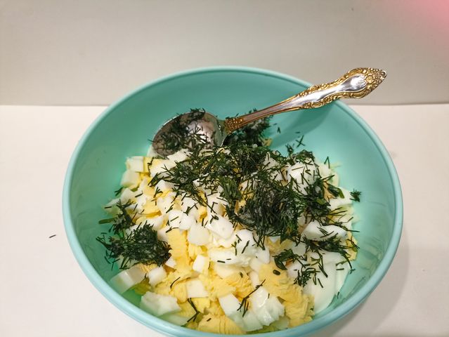Салат с фасолью, сыром и сухариками 