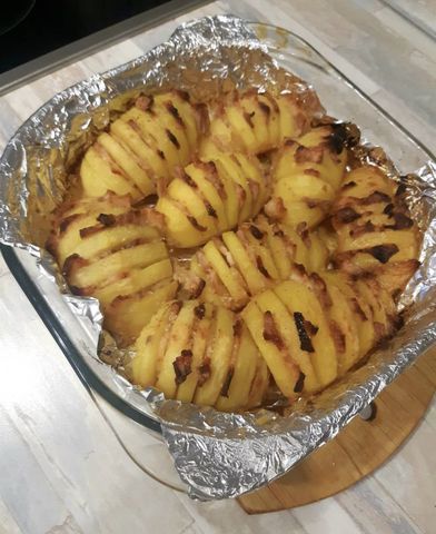 Запечённая картошка-гармошка с беконом в духовке