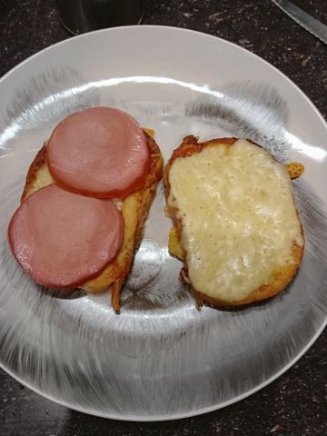 Бутерброды с колбасой на сковороде