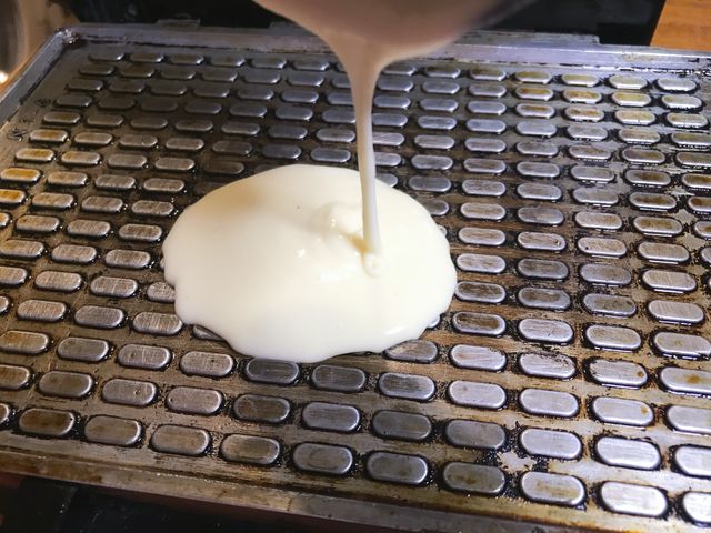 Домашние вафли на молоке в электровафельнице